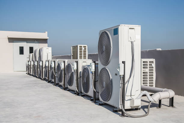 instalação do compressor da unidade ao ar livre fora do prédio. - ventilador - fotografias e filmes do acervo