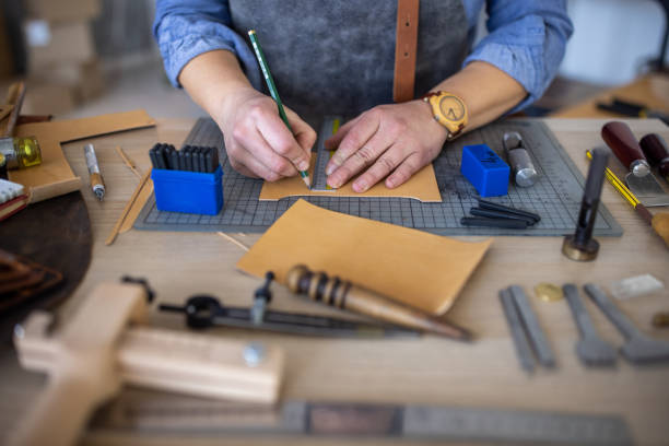 istock Leather craftsman making handmade wallet in workshop 1371313291