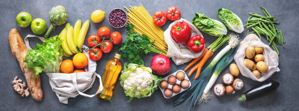 compras de comestibles. colocación plana de frutas, verduras, verduras, pan y aceite en bolsas ecológicas, vista superior. - comida sana fotografías e imágenes de stock