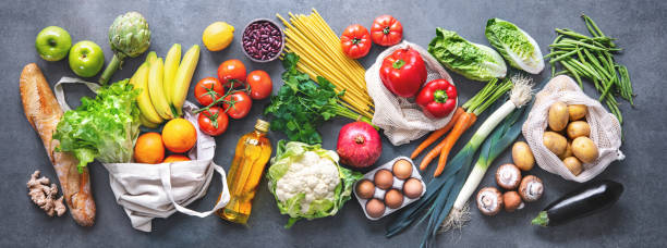 épicerie. pose plate de fruits, légumes, légumes verts, pain et huile dans des sacs écologiques, vue de dessus. - nutriment photos et images de collection