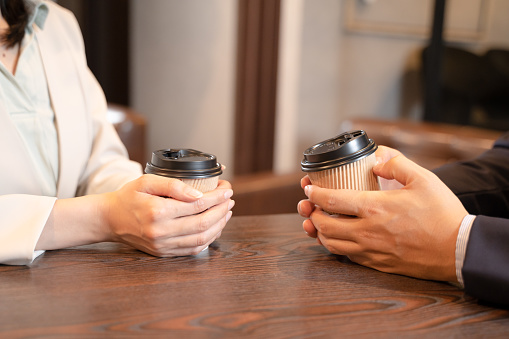 Men and women talking over coffee at a cafe