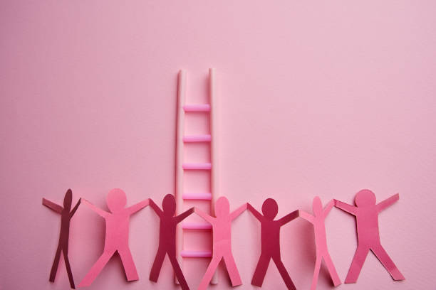 лестница и розовая бумага людей держатся за руки. розовый фон - figurine business circle communication стоковые фото и изображения