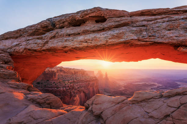 nascer do sol nebuloso em mesa arch - canyonlands national park utah mesa arch natural arch - fotografias e filmes do acervo