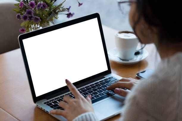 laptop com tela em branco branco - businesswoman using computer computer monitor women - fotografias e filmes do acervo