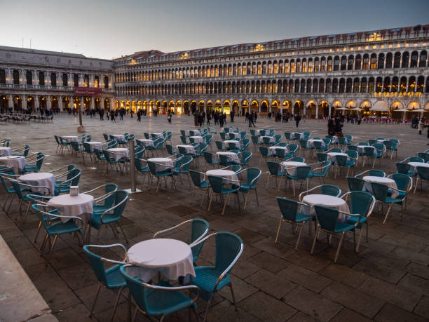 piazza san marco evening en venecia, italia - people winter urban scene chair fotografías e imágenes de stock