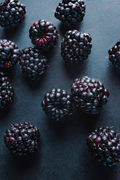 Fresh blackberries, close-ups on a dark background. Top view, flat lay Fresh blackberries, close-ups on a dark background. Top view, flat lay BLACKBERRIES stock pictures, royalty-free photos & images