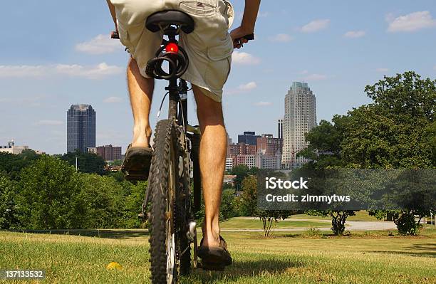 Urban Motociclista - Fotografie stock e altre immagini di Adulto - Adulto, Albero, Ambientazione esterna