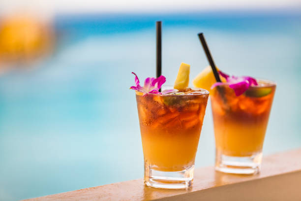 ハワイのホノルルのワイキキビーチスイミングプールバー旅行旅行休暇ハワイマイタイドリンク。海を望むアルコールカクテル、クラブでのルアウパーティーナイトライフ。 - プールサイド ストックフォトと画像