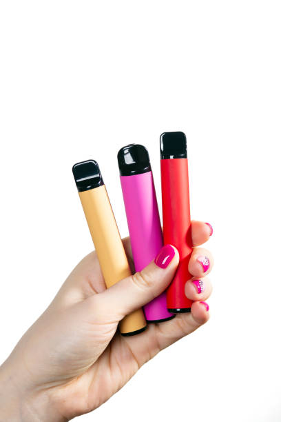 set di sigaretta elettronica usa e getta in mano primo piano su sfondo bianco. il concetto di fumo moderno, vaping e nicotina. spazio di copia - tobacco sticks foto e immagini stock