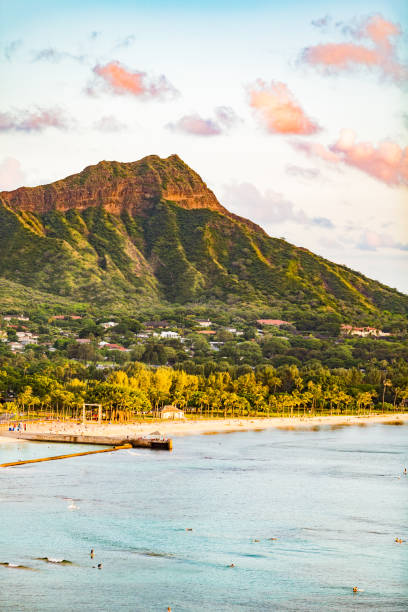 hawaii reisen honolulu stadt urlaubsziel. waikiki strand mit diamond head berg im hintergrund. urbane landschaft für usa reisen sommerurlaub. - oahu water sand beach stock-fotos und bilder