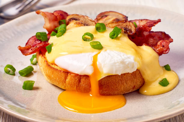 ovo benedict com bacon frito e molho hollandaise - sauces sweet sauce cooking traditional culture - fotografias e filmes do acervo