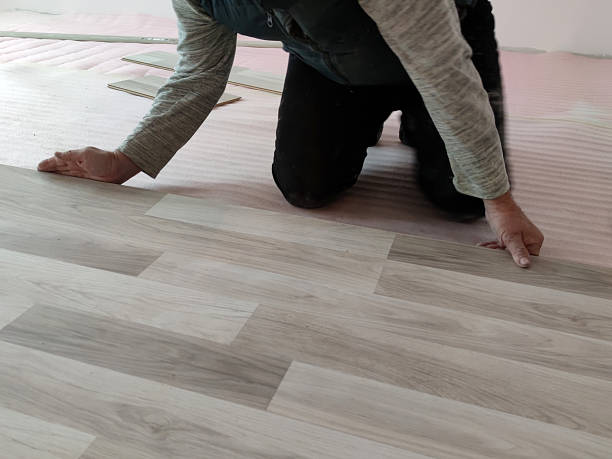 installazione di pavimenti in laminato nel primo piano del soggiorno - wood laminate flooring foto e immagini stock