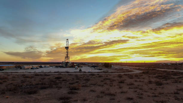 vue de drone de la plate-forme de fracturation de forage de pétrole ou de gaz pendant que le soleil se lève au nouveau-mexique - oil industry industry new mexico oil drill photos et images de collection