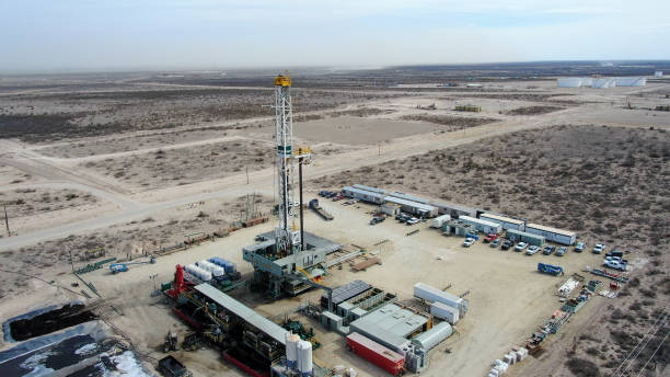 vue de drone de la plate-forme de fracturation de forage de pétrole ou de gaz pendant que le soleil se lève au nouveau-mexique - oil industry industry new mexico oil drill photos et images de collection