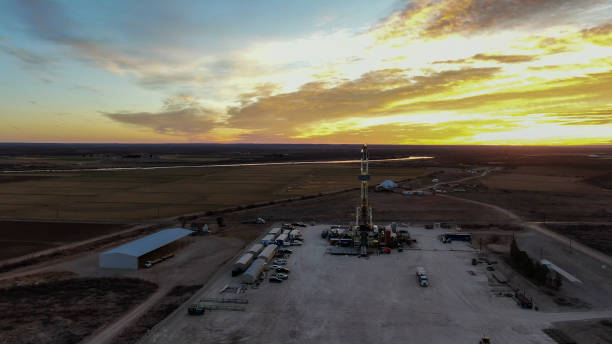 vue de drone de la plate-forme de fracturation de forage de pétrole ou de gaz pendant que le soleil se lève au nouveau-mexique - oil industry industry new mexico oil drill photos et images de collection