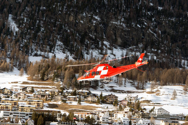 공중 산에서 비행하는 구조 헬리콥터 - rescue helicopter mountain snow 뉴스 사진 이미지