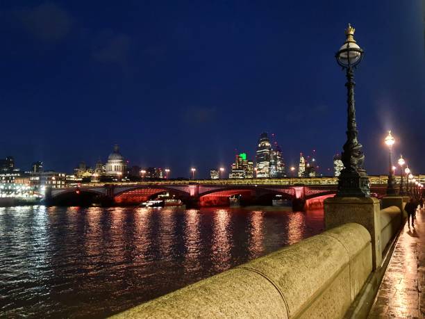 istock An Evening Walk in London 1371348605