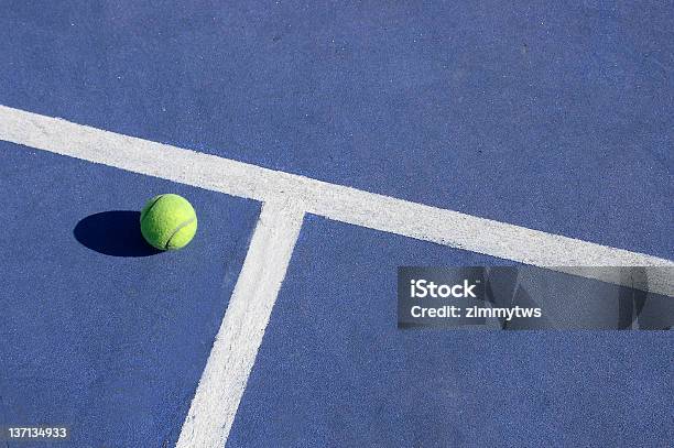 Grać W Tenisa - zdjęcia stockowe i więcej obrazów Budynek sądu - Budynek sądu, Tenis, Kort