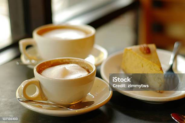 Pastel Y Café Foto de stock y más banco de imágenes de Alimento - Alimento, Bebida, Bebida con espuma