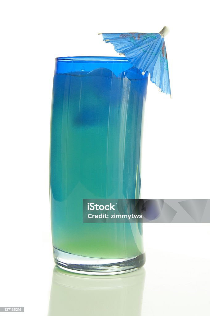 Cocktail con Ombrello di carta - Foto stock royalty-free di Alchol