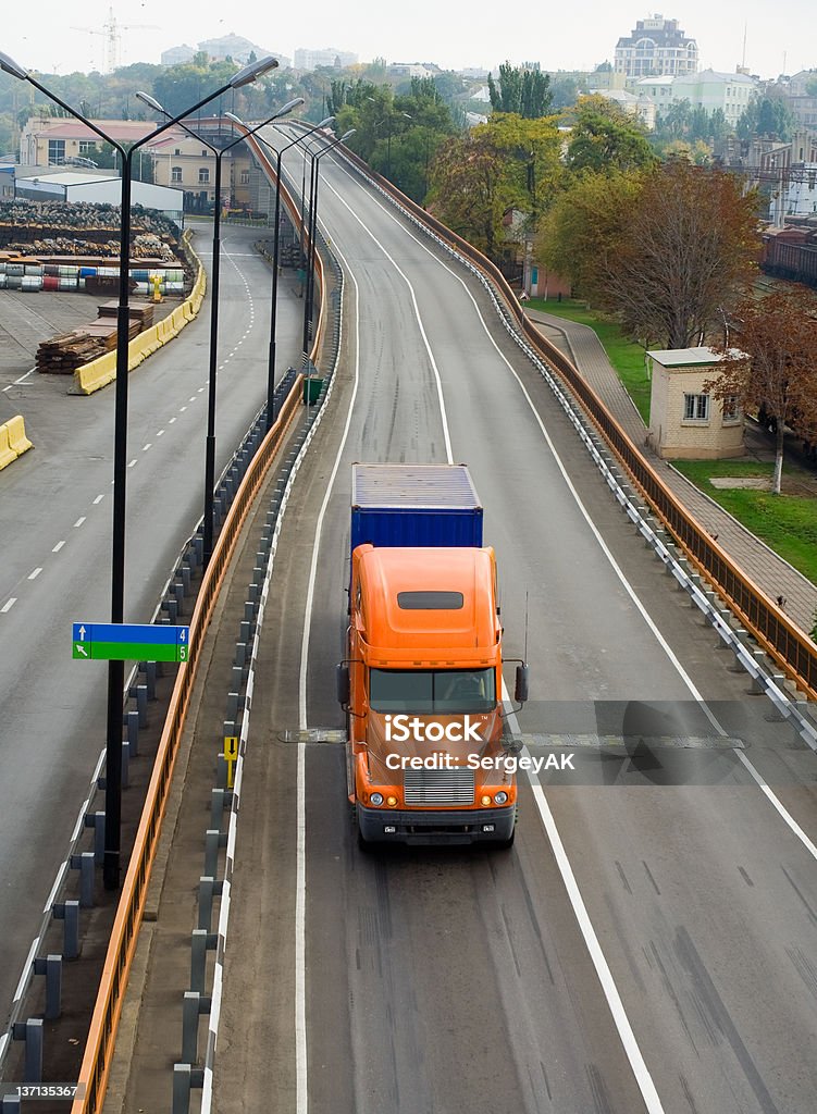 Orange Lkw auf der Straße Überführung - Lizenzfrei Asphalt Stock-Foto