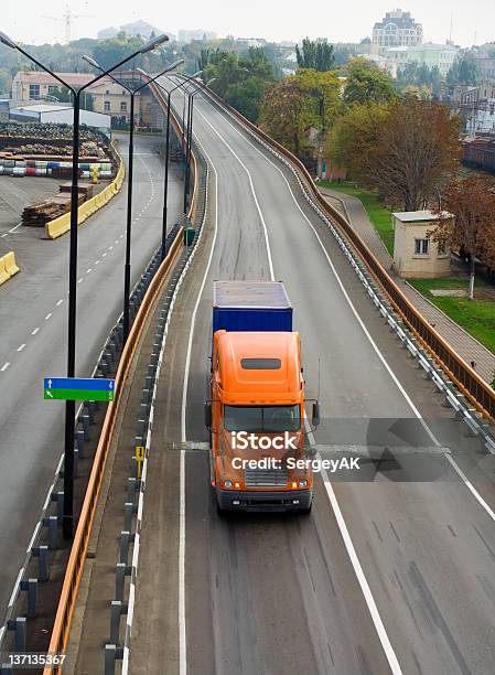 Orange Lkw Auf Der Straße Überführung Stockfoto und mehr Bilder von Asphalt - Asphalt, Auto, Bahngleis