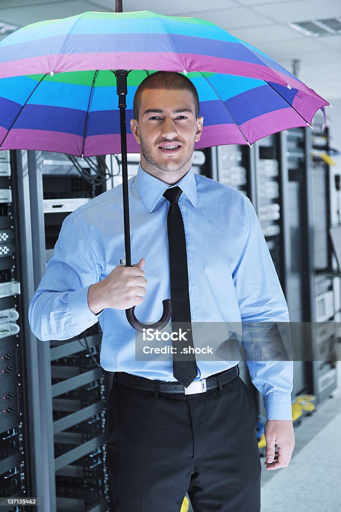 Geschäftsmann halten Regenschirm im server-Raum - Lizenzfrei Berufliche Beschäftigung Stock-Foto