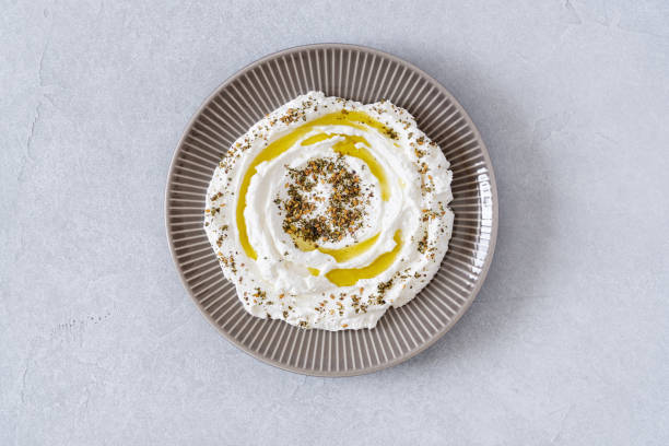 라브네 요구르트, 올리브 오일과 자타르를 곁들인 크림 치즈. 전통적인 중동 아랍식 아침 식사 딥. 위쪽 보기 - greek yogurt 뉴스 사진 이미지