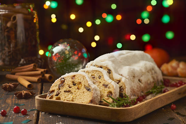 традиционный рождественский торт со специями и рождественскими украшениями - christmas stollen christmas pastry baked стоковые фото и изображения