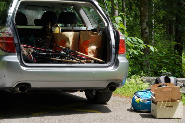 spazio bagagli di un'auto piena di attrezzature da pesca. - car rear view behind car trunk foto e immagini stock