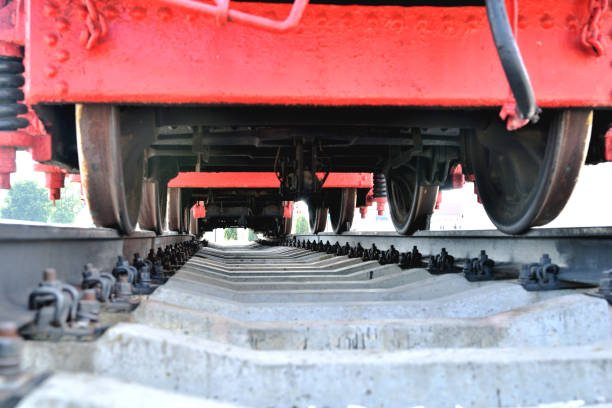 antigua locomotora de ferrocarril, vista inferior, de pie sobre rieles - underbelly fotografías e imágenes de stock