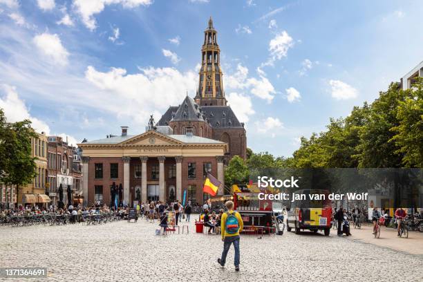 Grain Exchange Building And Church Tower On The Fish Market Square In The Student City Of Groningen Stockfoto en meer beelden van Groningen - Stad