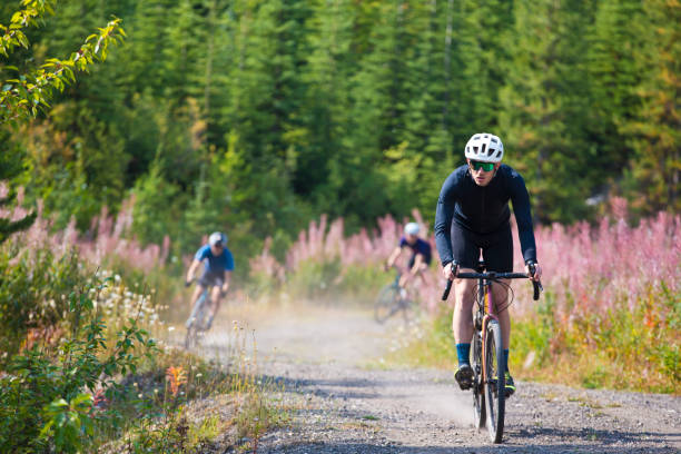 gravel road bicycle ride - road cycling imagens e fotografias de stock