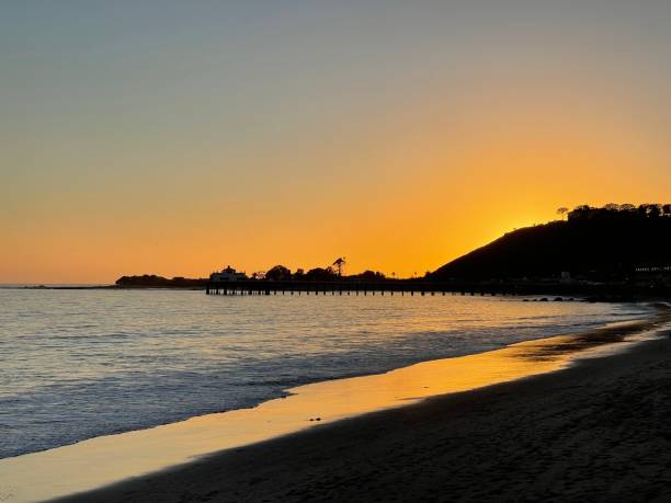 マリブの夕日 - horizon over water malibu california usa ストックフォトと画像