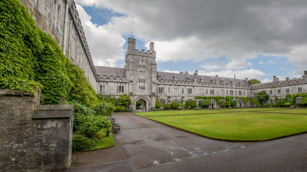 long hall und clock tower des university college cork, irland - verwaltungsbezirk county cork stock-fotos und bilder