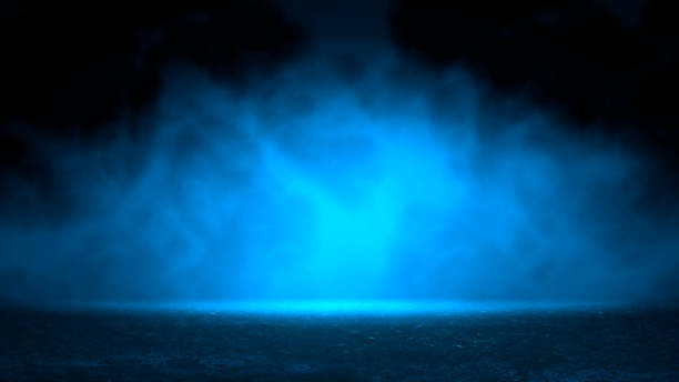 scène mystérieuse avec de la fumée dans la lumière bleue dans la rue sombre. image d’archives. - night wet road street photos et images de collection