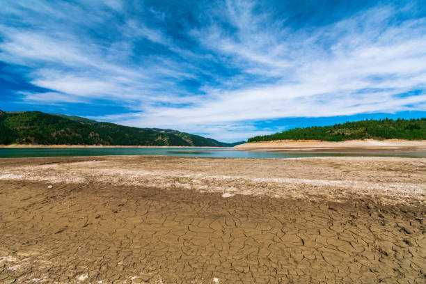 Low water levels at Palisades reservoir Summer drought conditions in the United States are reflected in low water levels in Palisades reservoir near Alpine, Wyoming, USA low viewing point stock pictures, royalty-free photos & images