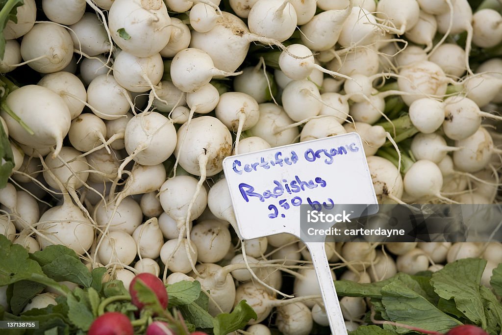 Certificazione biologica al mercato degli agricoltori di ravanelli - Foto stock royalty-free di Abbondanza