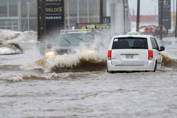 driving on a a flooded city road - saint johns river imagens e fotografias de stock