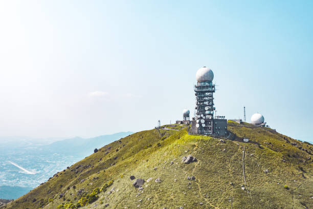 香港のタイモーシャンレーダーステーションのドローンビュー - high peaks audio ストックフォトと画像
