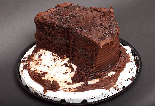 Cтоковое фото Половина Съеденный шоколадный торт в форме