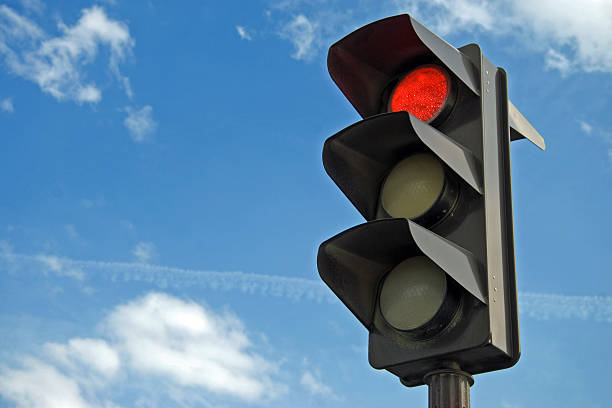 colore rosso al semaforo - red stop stop sign go foto e immagini stock