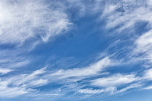 sky cloud cloudscape blue cirrus - cirrus cloud white fluffy - fotografias e filmes do acervo