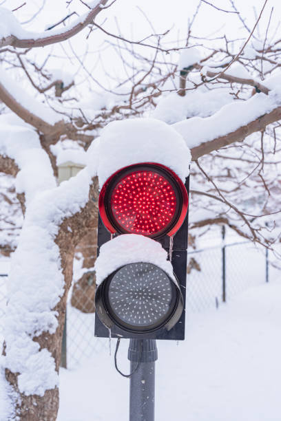 istock Snowy winter traffic at traffic lights 1371410957