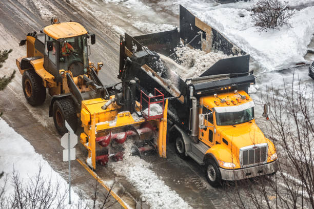 quitanieves quitanieves trabajadores de la ciudad que conducen camiones limpiando calles removiendo nieve con máquinas de carga pesada de sopladores de nieve camiones. escena urbana invernal en montreal, quebec, canadá - city urban scene canada commercial land vehicle fotografías e imágenes de stock