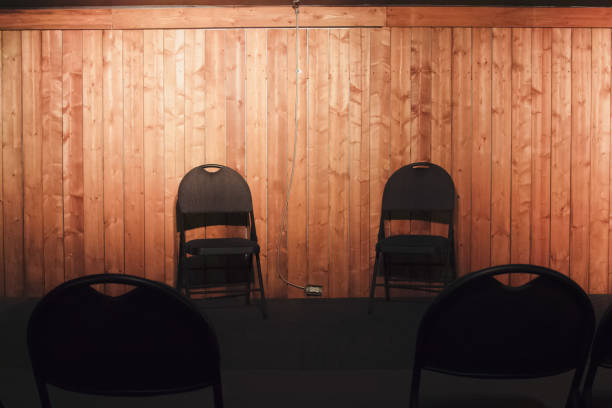 연습을 개선하기위한 목조 극장 무대의 의자 - improv 뉴스 사진 이미지