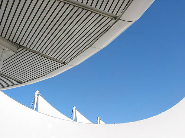 detalle de techo, cielo azul - pan pacific hotel fotografías e imágenes de stock