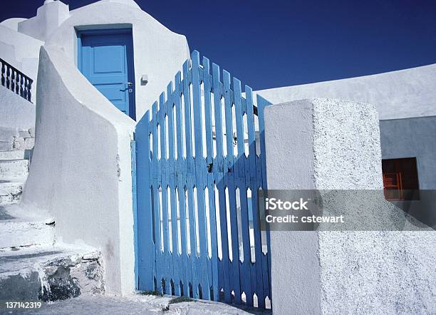 Porta Blu E Finestra Porta Rosso Santorini Grecia - Fotografie stock e altre immagini di Architettura