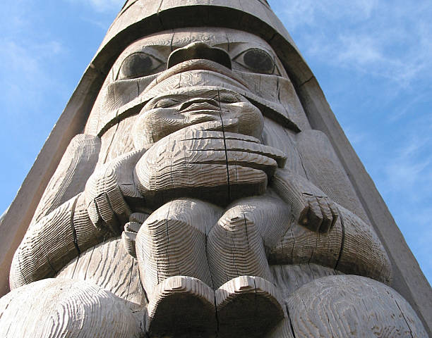 тотемный столб деталям, пейзаж ориентации - native american statue wood carving стоковые фото и изображения