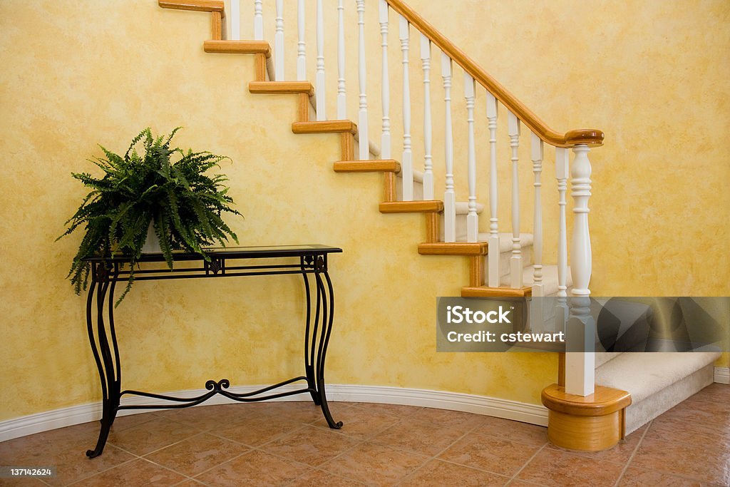 Entryway e Escadaria em Nova casa - Royalty-free Bandeja - Utensílio doméstico Foto de stock